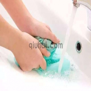 衣服晒干后沾满卫生纸屑，只要1块“刷碗布