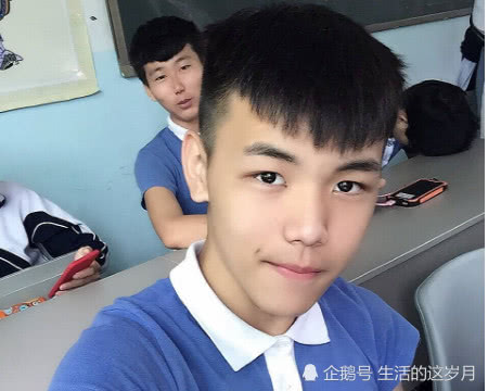 如何避免校服穿身上“像大妈”？看到00后穿法：后悔毕业早了！(图2)