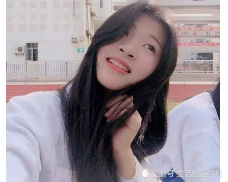 如何避免校服穿身上“像大妈”？看到00后穿法：后悔毕业早了！(图3)