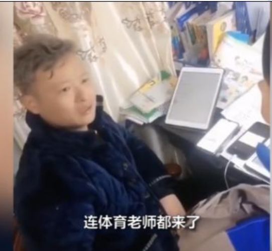 小学生上网课什么样？逼疯家长，笑坏网友...(图5)